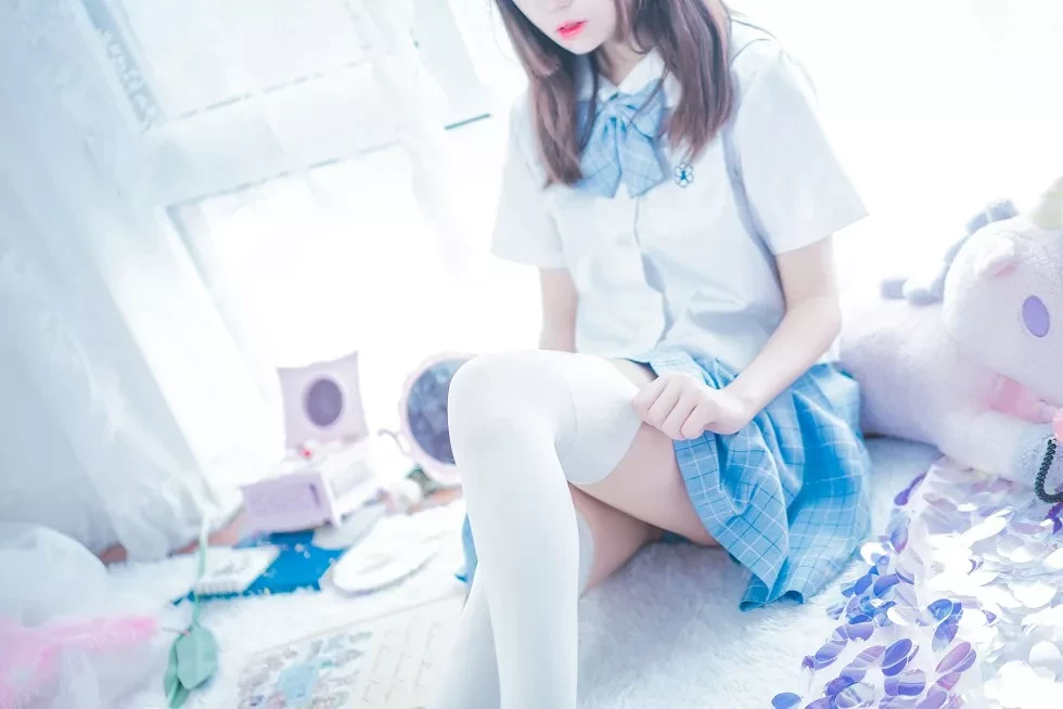 [Cosplay精选]网络美女猫君君MaoJun清凉一夏主题短裙下白丝美腿写真46P