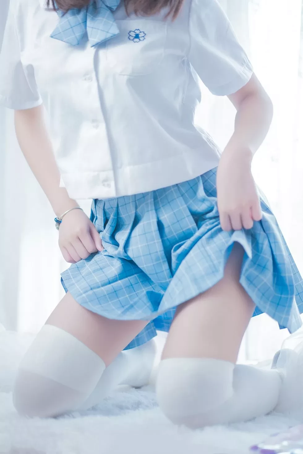 [Cosplay精选]网络美女猫君君MaoJun清凉一夏主题短裙下白丝美腿写真46P