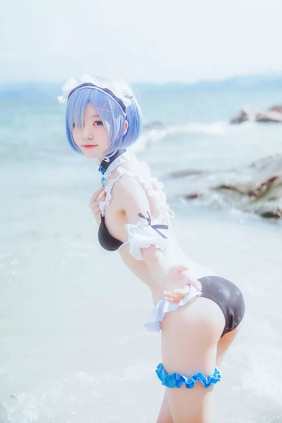 [Cosplay精选]萝莉风COS桜桃喵之蕾姆COS海边沙滩性感内衣诱惑写真48P