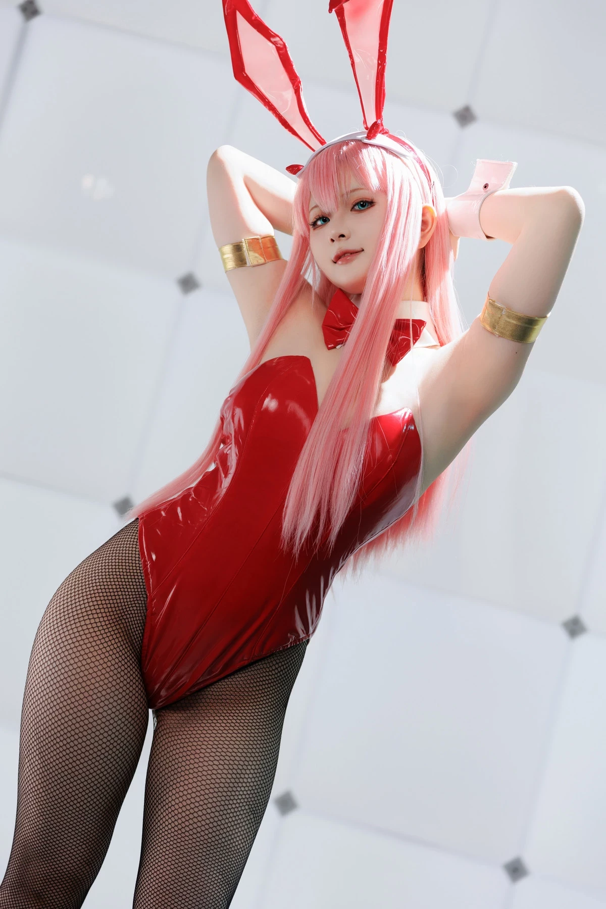 Coser美女屿鱼Zero Two主题兔女郎装扮性感红色皮质连体衣配黑丝网袜完美诱惑写真39P