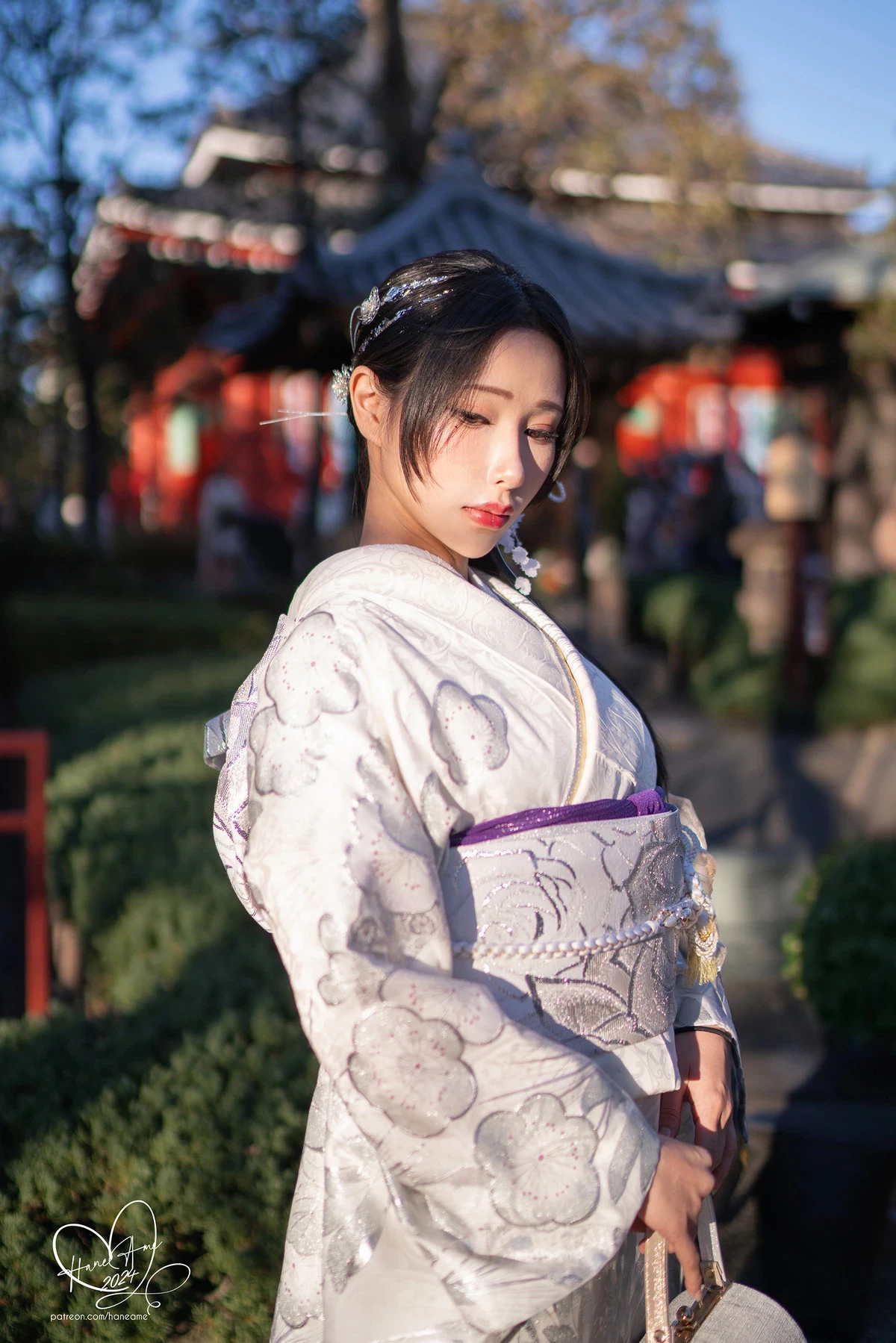 Coser美女雨波_HaneAme新年和服主题寺庙外性感银白色和服秀曼妙身姿迷人诱惑写真32P