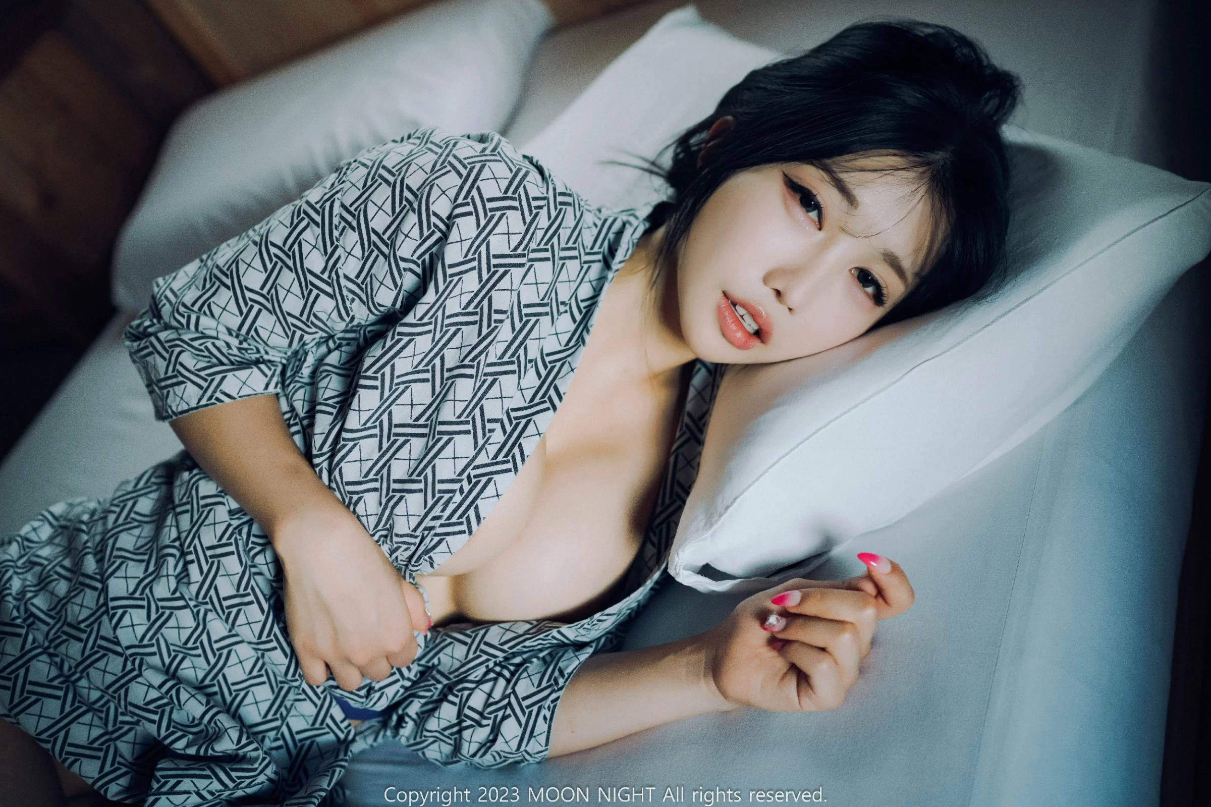 [Moon Night Snap] Yunjin - Digital Photobook [ S.Ver] [84P]