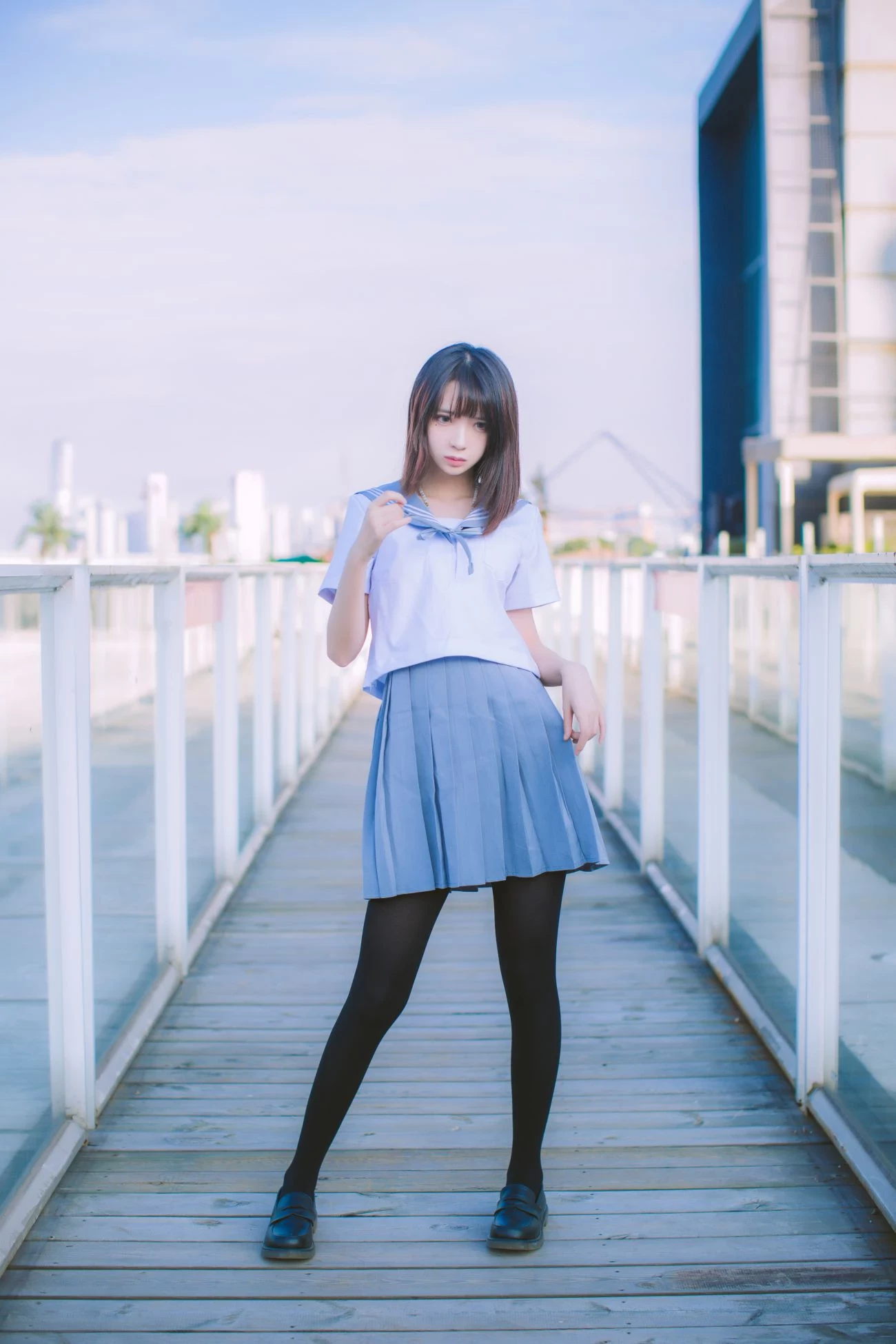 [COSER] 疯猫ss – 海边水手服黑丝少女写真