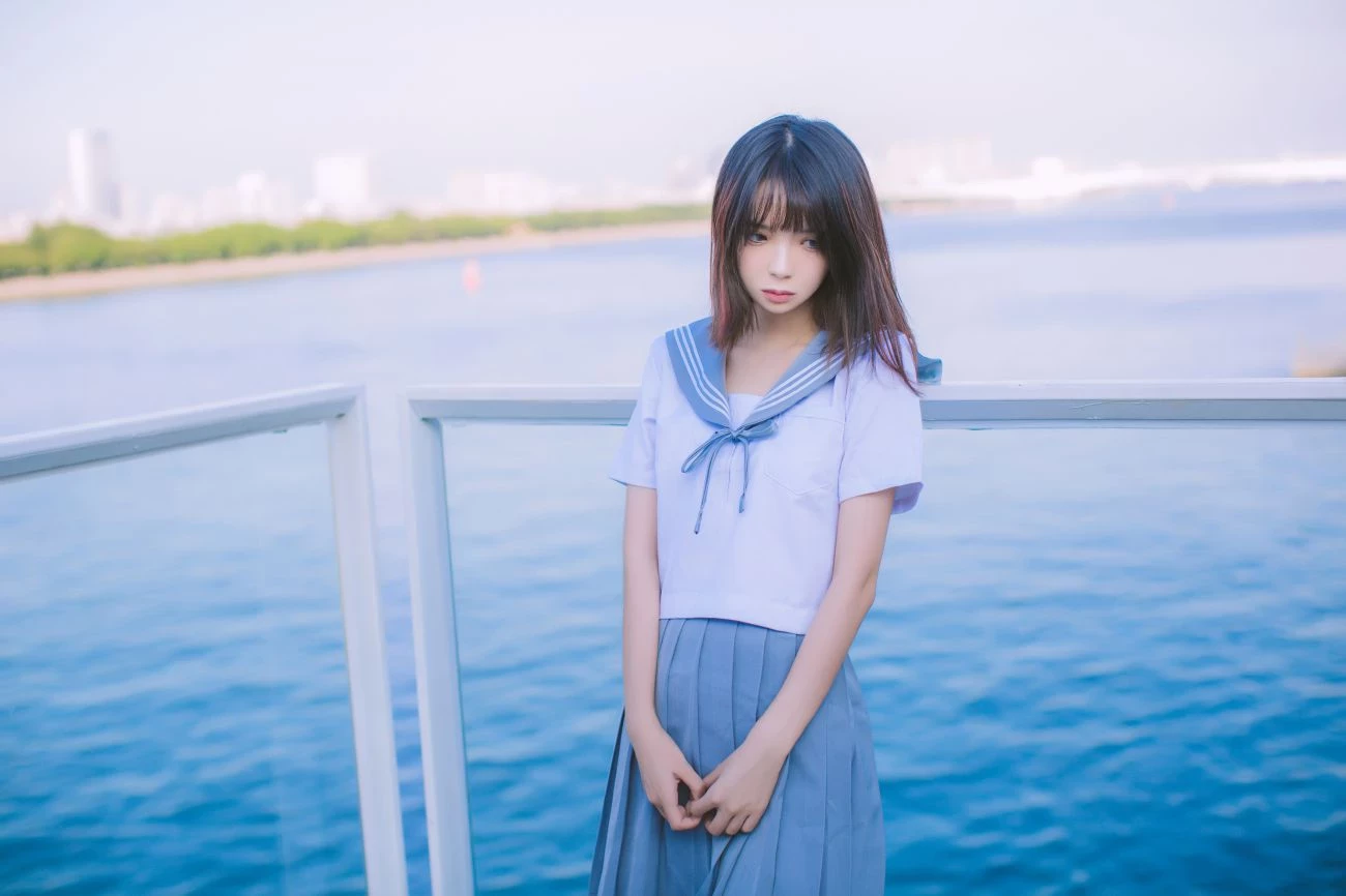 [COSER] 疯猫ss – 海边水手服黑丝少女写真