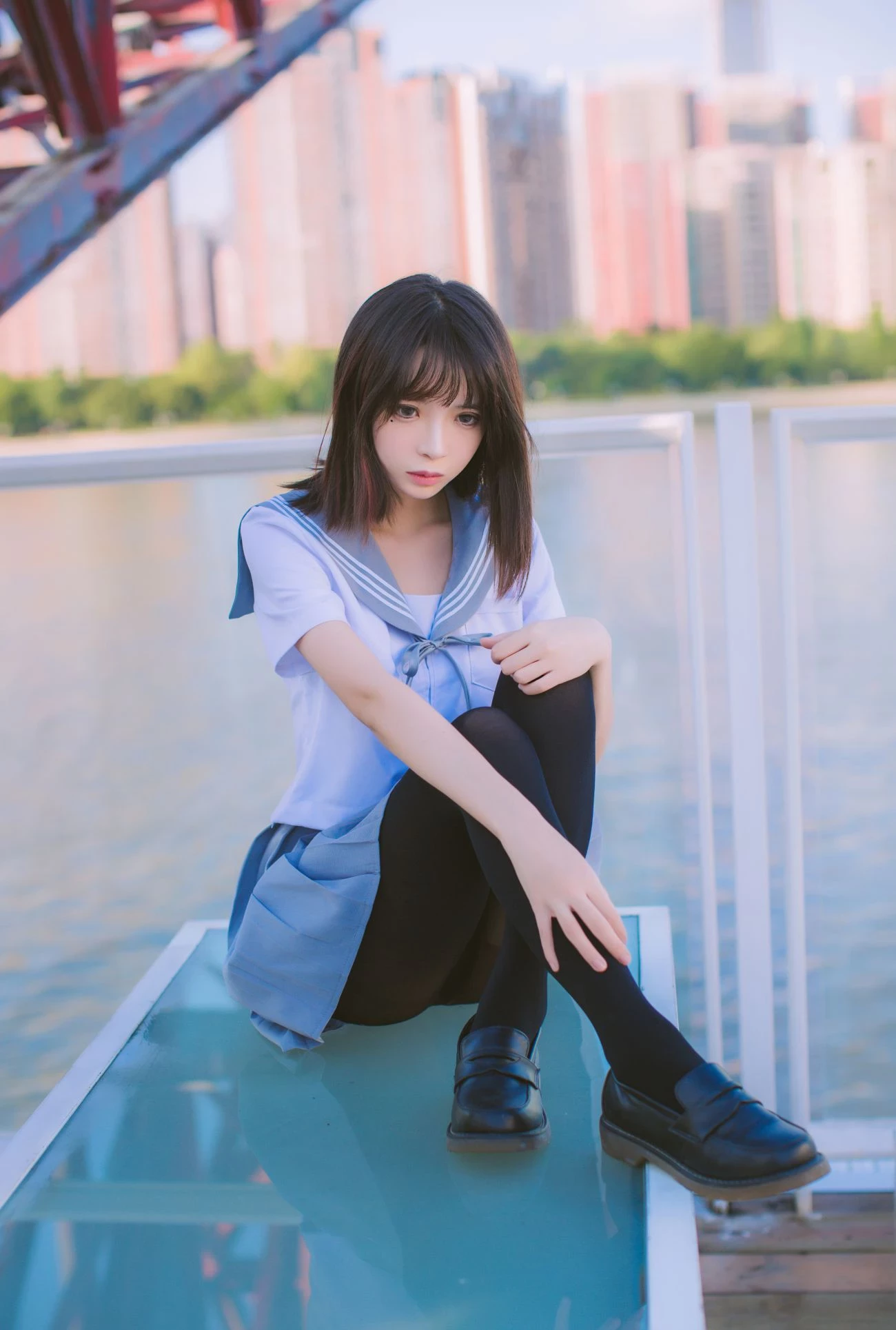 [COSER] 疯猫ss – 海边水手服黑丝少女写真