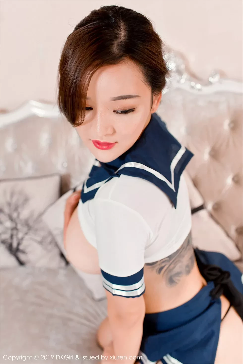 [DKGirl御女郎]Vol.110_嫩模潘琳琳ber私房性感学生制服半脱露豪乳遮点极致诱惑写真50P