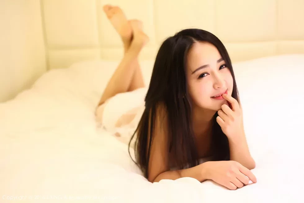 [UXING优星馆]Vol.036_童颜巨乳萝莉煊煊sunny白色薄纱内衣迷人翘臀写真53P