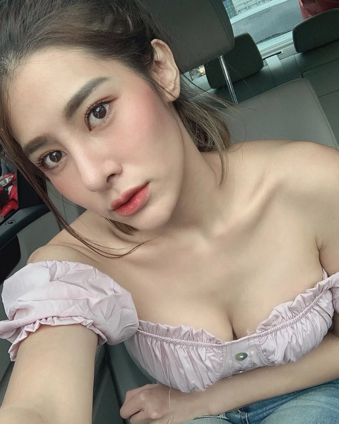 精致绝美乳沟曝光 美艳外表想征服你的心