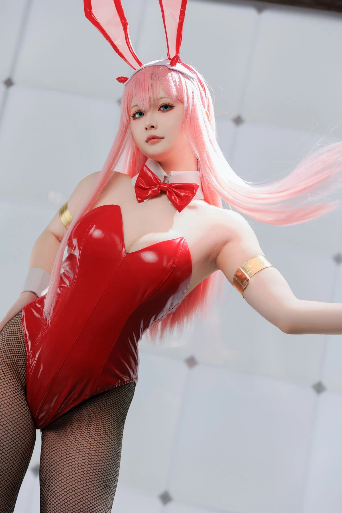 Coser美女屿鱼Zero Two主题兔女郎装扮性感红色皮质连体衣配黑丝网袜完美诱惑写真39P