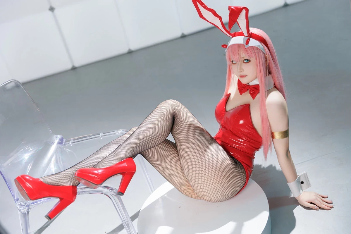 Coser美女屿鱼Zero Two主题兔女郎装扮性感红色皮质连体衣配黑丝网袜完美诱惑写真39P