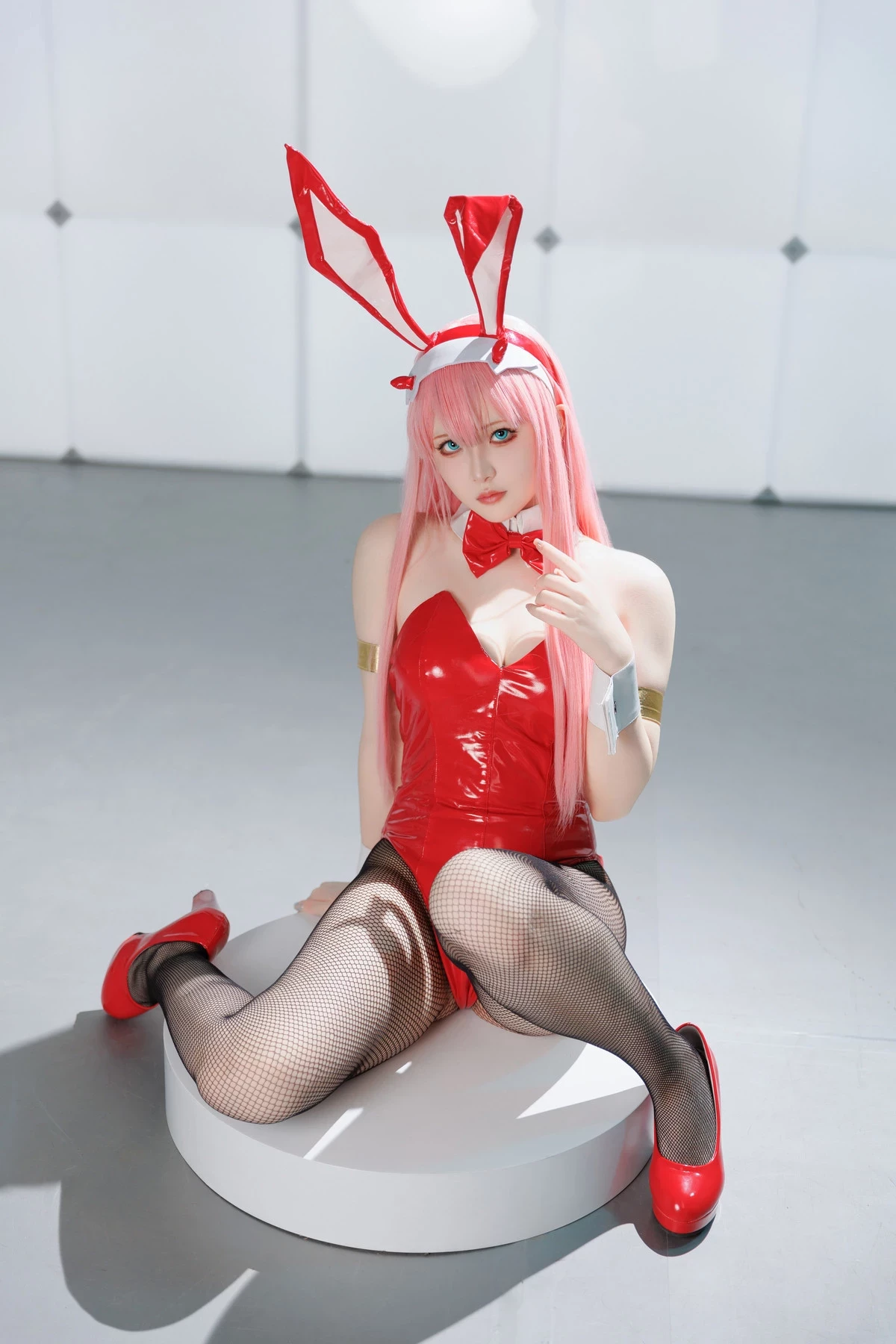 Coser美女屿鱼Zero Two主题兔女郎装扮性感红色皮质连体衣配黑丝网袜完美诱惑写真39P