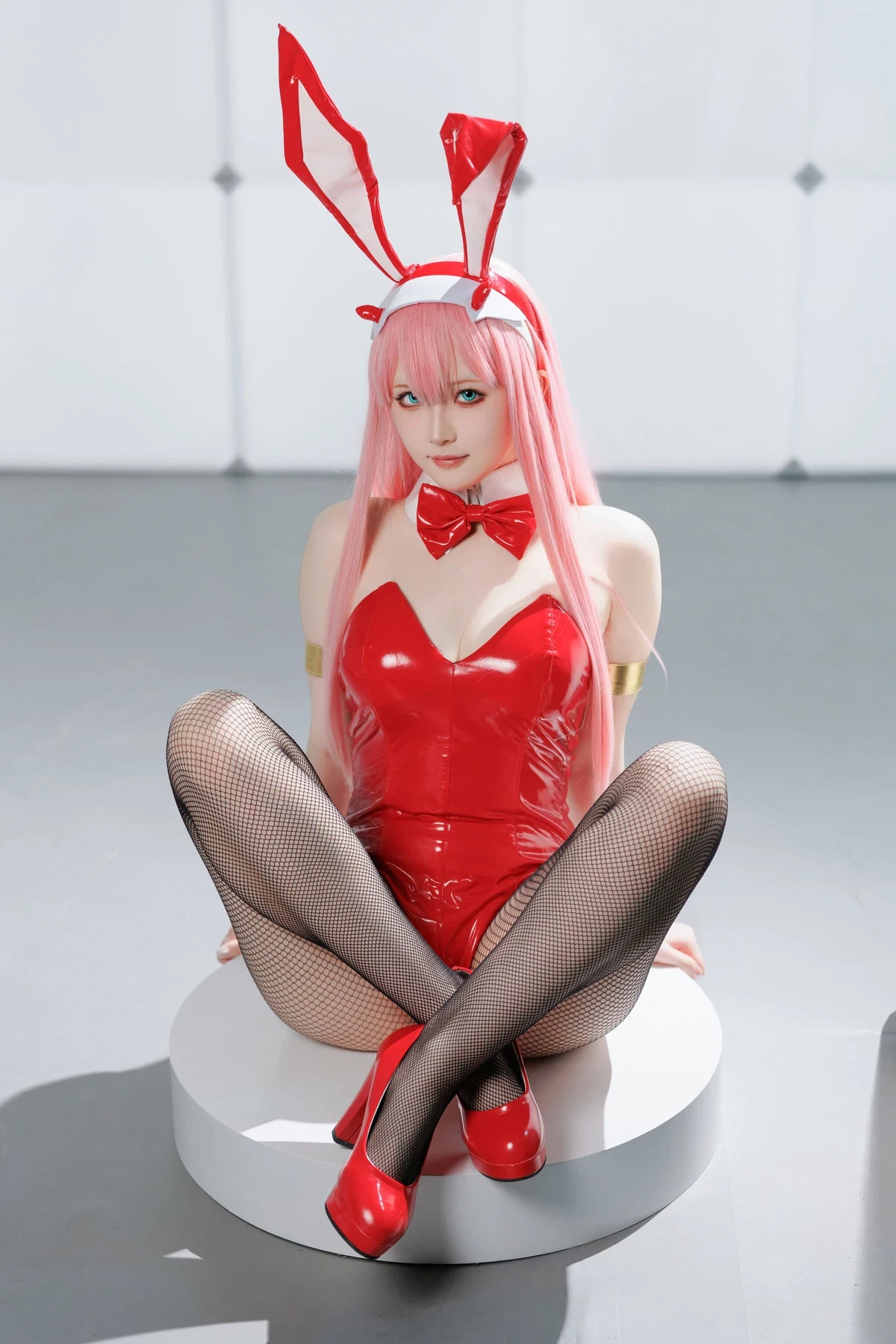 Coser美女屿鱼Zero Two主题兔女郎装扮性感红色皮质连体衣配黑丝网袜完美诱惑写真39P