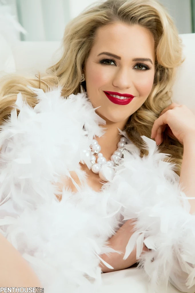 MIA MALKOVA [138P]