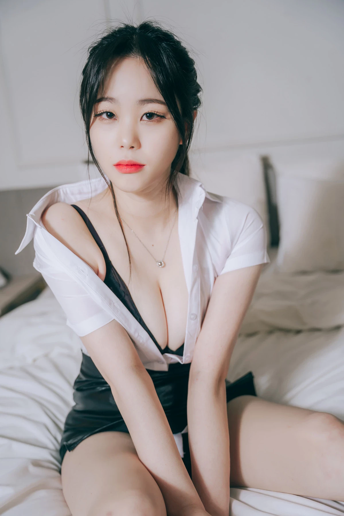 [Suyeon 수연] OL白皙嫩乳绷出 令人惊喜 [81P]