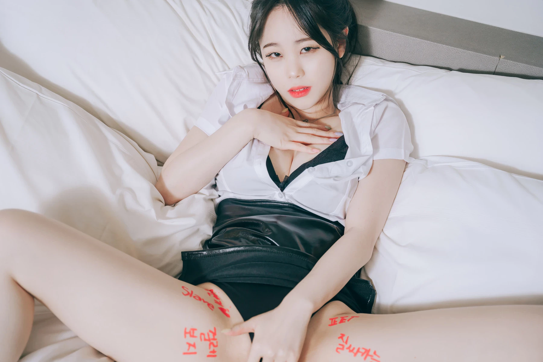 [Suyeon 수연] OL白皙嫩乳绷出 令人惊喜 [81P]