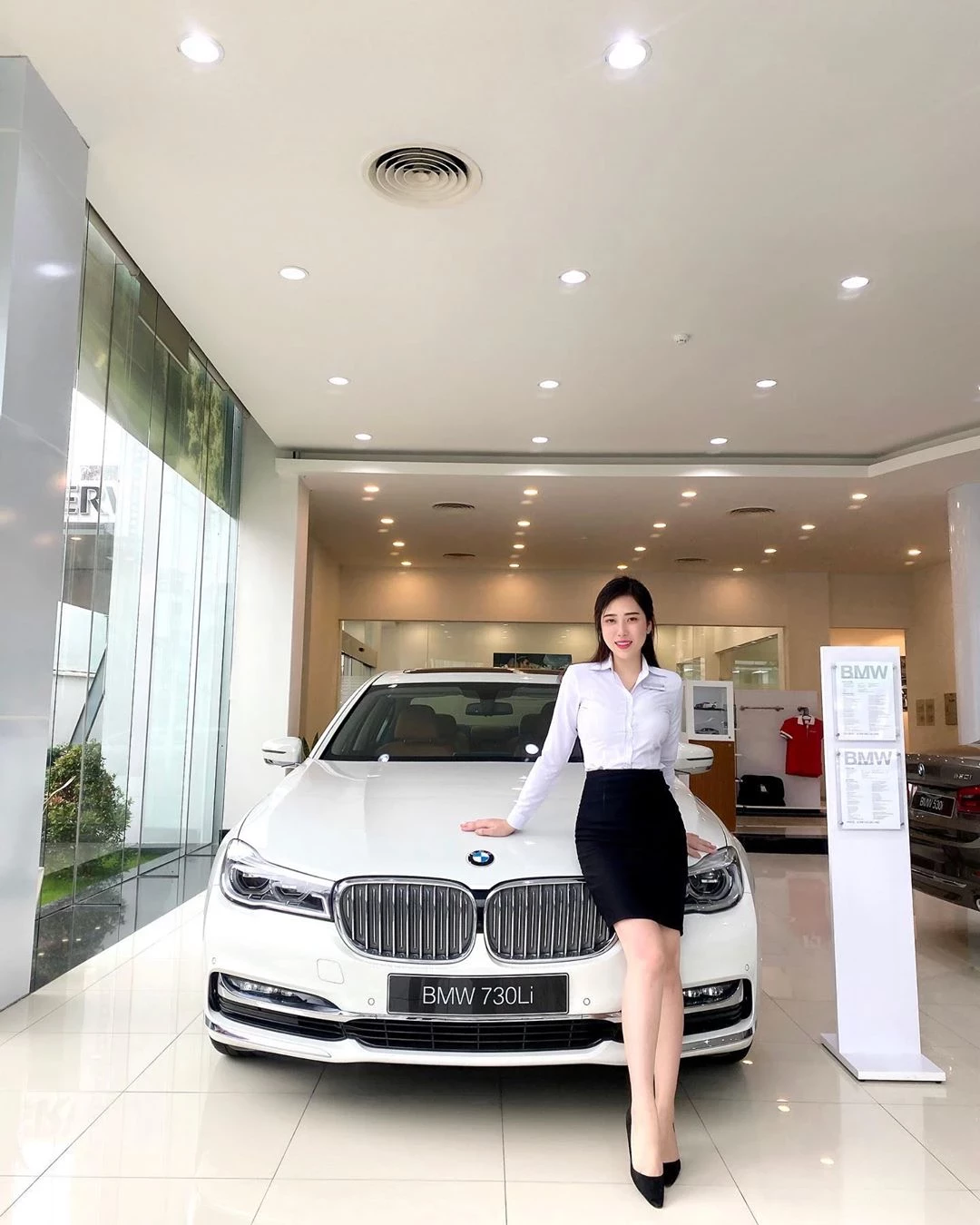 越南BMW长腿业务自备“白嫩气囊”陪试乘