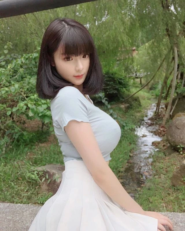 来自清纯的清甜诱惑“香儿”超胸童颜美少女 美双峰上衣挡不住