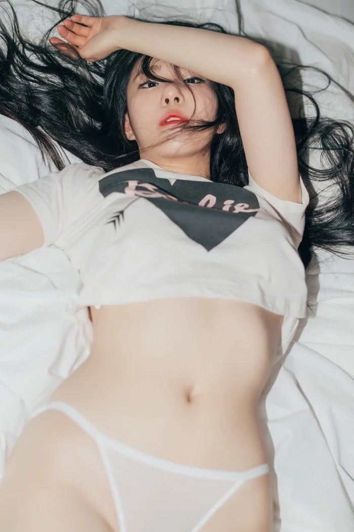 韩国美女掀衣美乳半露销魂诱惑你