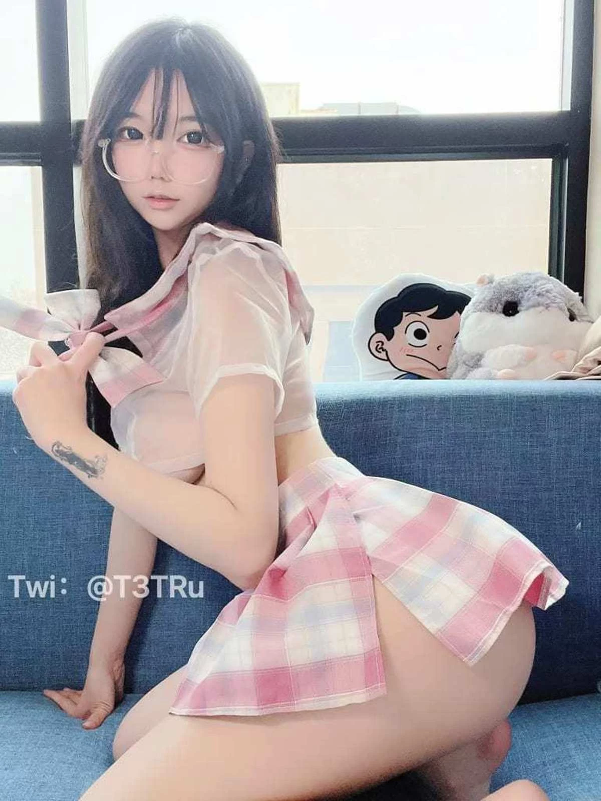 人气coser“童颜美乳”白色情趣装眼镜配上身材太犯规 [62P]