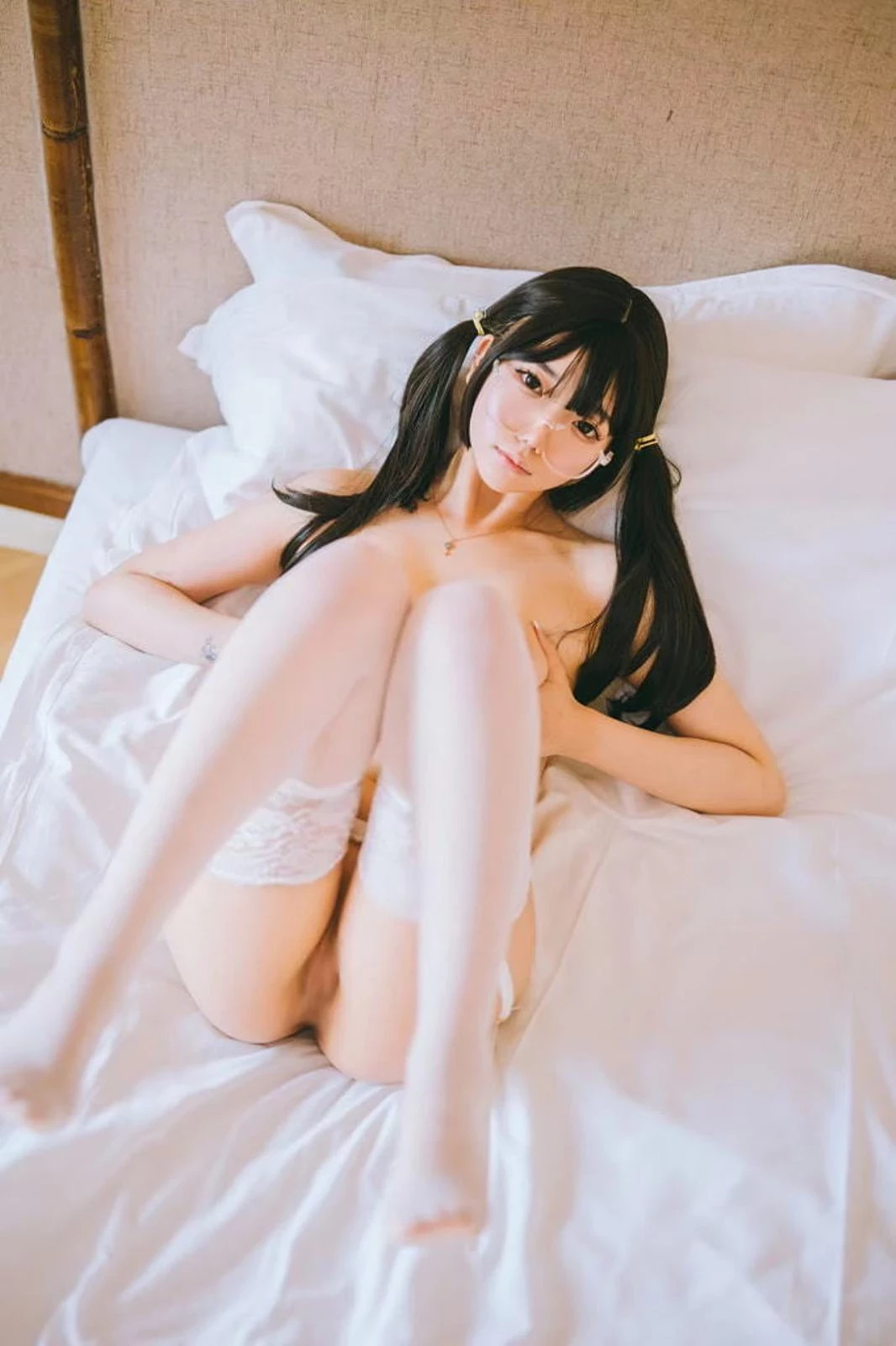 人气coser“童颜美乳”白色情趣装眼镜配上身材太犯规 [62P]