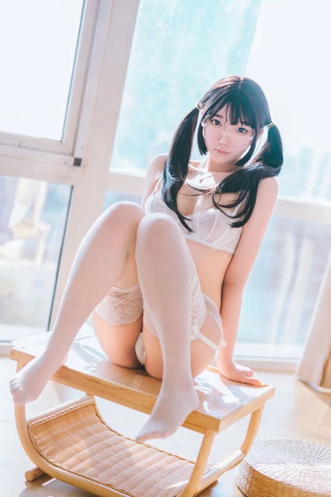 人气coser“童颜美乳”白色情趣装眼镜配上身材太犯规 [62P]