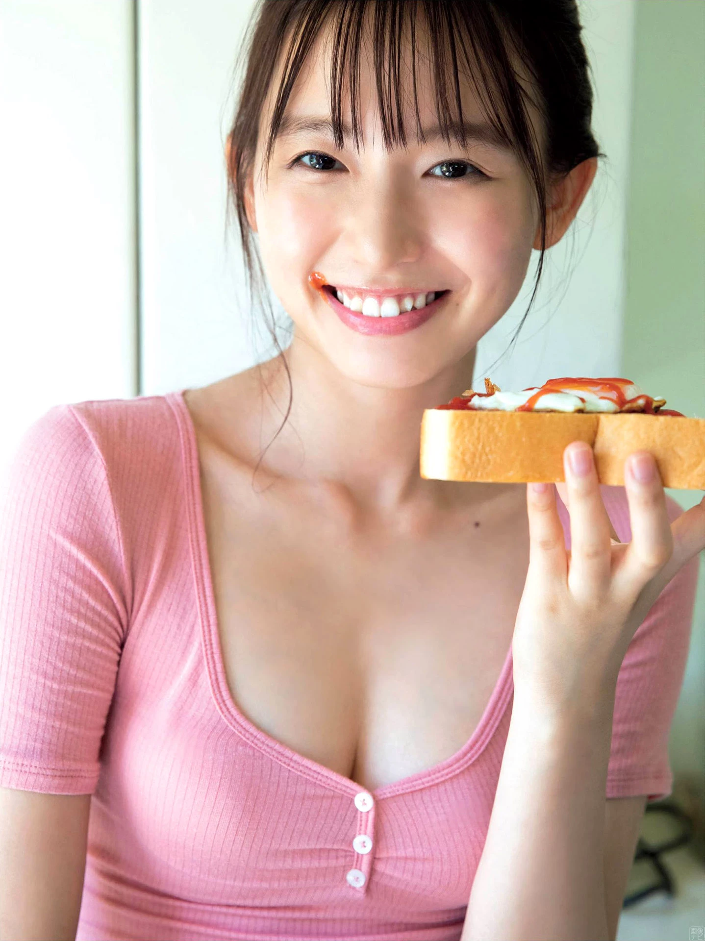 成城大学の现役女子大生でお天気キャスターの志田音々 グラビアでスレンダー美乳を...