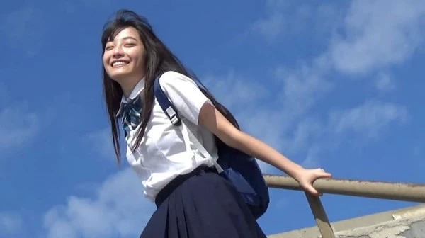 少し前まで中学生だった抜群のスタイルを持つJK美少女 福田ルミカ[15]がグラビアデビ...