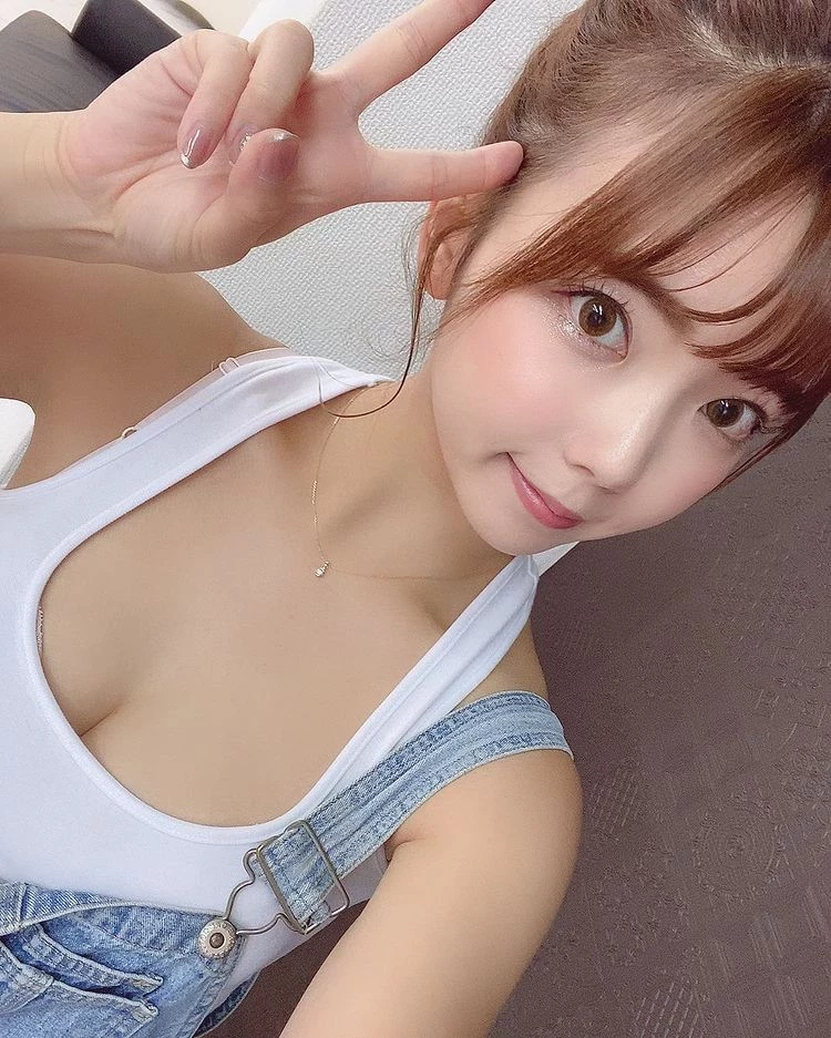 《堀江りほ》甜辣“Ｆ奶”太诱人！“童颜巨乳”甜美性感诱惑力十足！